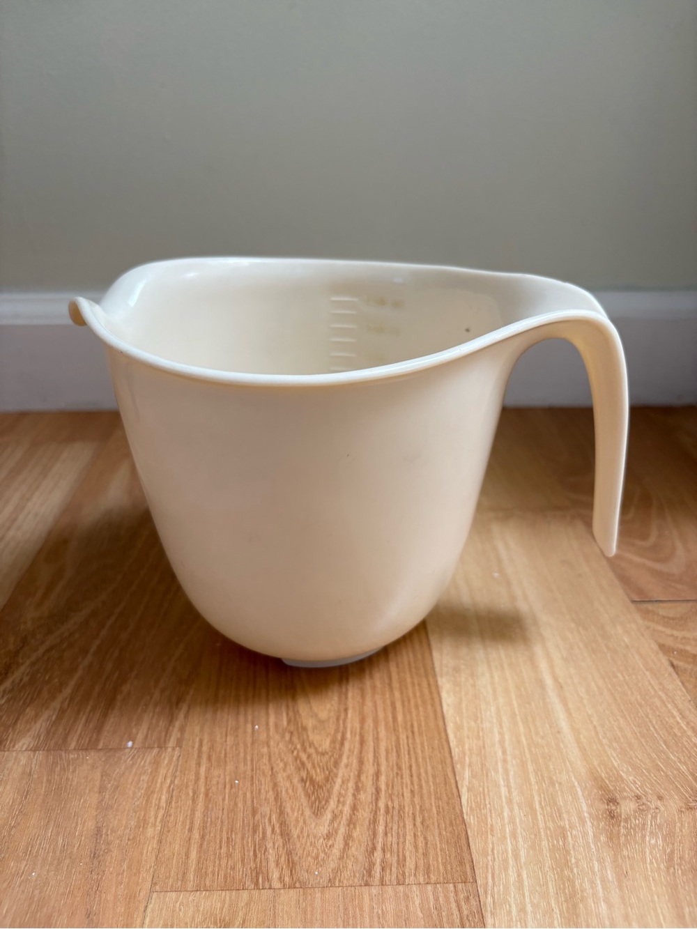 vintage Rubbermaid Grip & Mix batter bowl in white 6 Cup